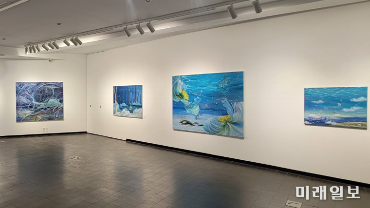 '현실에 스민 환상'을 주제로 꿈과 현실이 공존하는 공간을 탐구하고 있다는 평가 받고 있는 조로사 작가의 작품들./사진=조로사 작가 제공