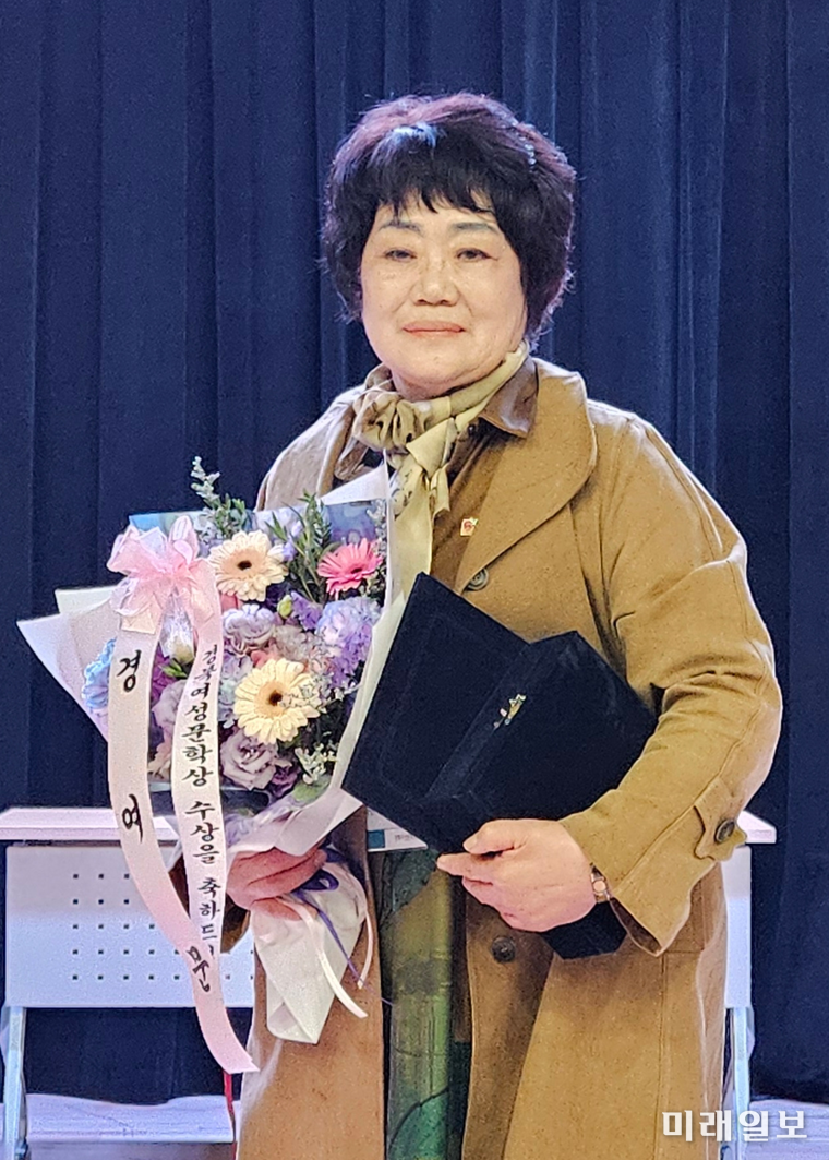 지난 11월 15일(토) 오후 3시, 경북 영주 148아트스퀘어에서 개최된 '경북여성문학 제25집' 출판기념회 및 제15회 경북여성문학상 시상식에서 이윤숙 시인이 제15회 경북여성문학상 수상하고 기념촬영을 하고 있다./사진=공현혜 기자