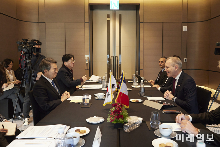 2일 오전 서울 여의도 페어몬트 호텔에서 김동연 경기도지사가 에어리퀴드 첨단소재 및 수소 등 관련 투자계획 논의를 위해 프랑수아 자코(François Jackow)에어리퀴드 회장과 면담을 하고 있다./사진=경기도청 제공