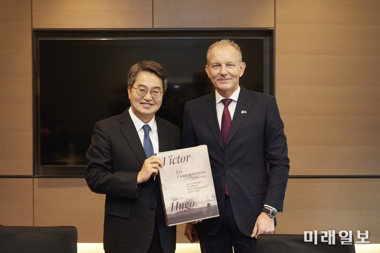 2일 오전 서울 여의도 페어몬트 호텔에서 김동연 경기도지사가 에어리퀴드 첨단소재 및 수소 등 관련 투자계획 논의를 위해 프랑수아 자코(François Jackow)에어리퀴드 회장과 면담 후 기념품 교환을 하고 있다./사진=경기도청 제공