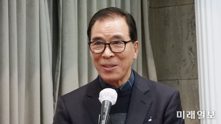 5일 오후 서울 중구 태평로 한국프레스센터 국제회의장에서 개최된 계간 <문학에스프리>가 주최하고 도서출판 등대지기가 주관한 2025년 문학상·작가상·작품상·신인상 시상식에서 김종대 시인(문학에스프리 작가회 사무국장)이 행사를 진행하고 있다./사진=장건섭 기자