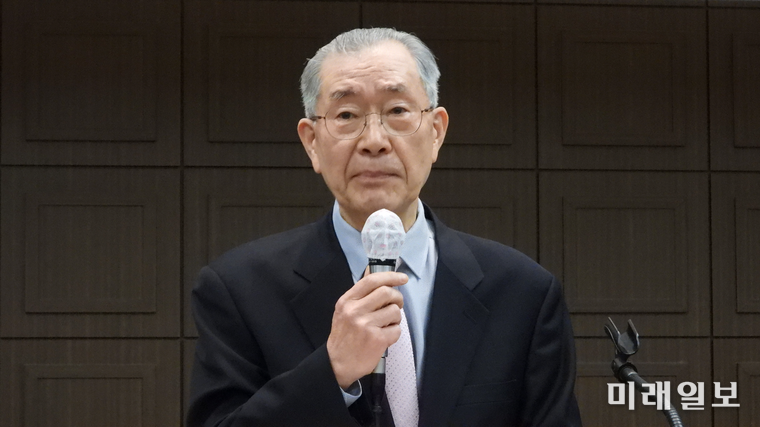 5일 오후 서울 중구 태평로 한국프레스센터 국제회의장에서 개최된 계간 <문학에스프리>가 주최하고 도서출판 등대지기가 주관한 2025년 문학상·작가상·작품상·신인상 시상식에서 허형만 심사위원장(시인·문학평론가)이 심사평을 발표하고 있다./사진=장건섭 기자