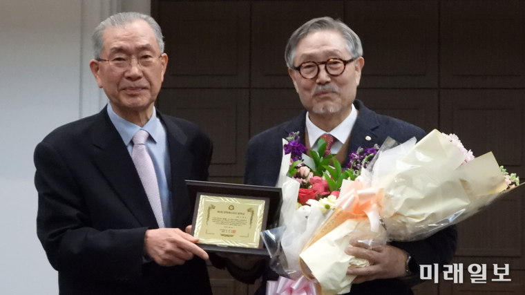 5일 오후 서울 중구 태평로 한국프레스센터 국제회의장에서 개최된 계간 <문학에스프리>가 주최하고 도서출판 등대지기가 주관한 2025년 문학상·작가상·작품상·신인상 시상식에서 허형만 심사위원장(시인·문학평론가)이 제3회 문학에스프리 문학상 수상자 김호운 소설가에게 상패를 수여하고 기념촬영을 하고 있다./사진=장건섭 기자