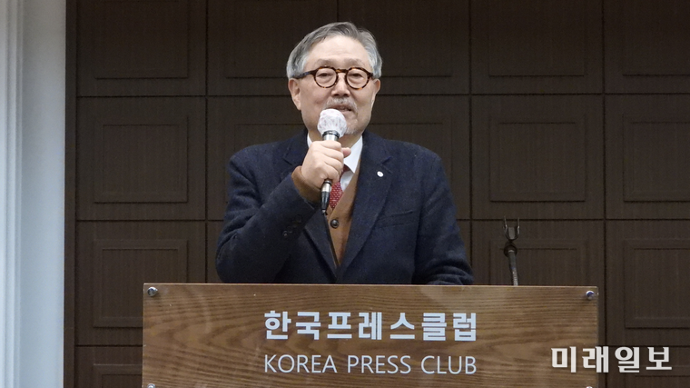 5일 오후 서울 중구 태평로 한국프레스센터 국제회의장에서 개최된 계간 <문학에스프리>가 주최하고 도서출판 등대지기가 주관한 2025년 문학상·작가상·작품상·신인상 시상식에서 제3회 문학에스프리 문학상 수상자 김호운 소설가가 수상 소감을 발표하고 있다./사진=장건섭 기자