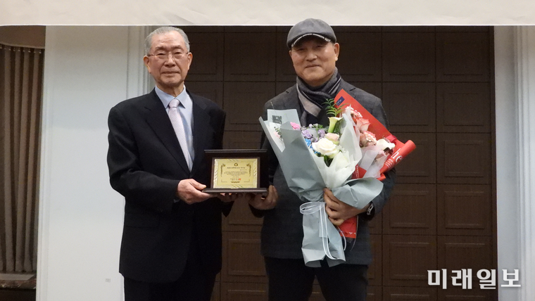 5일 오후 서울 중구 태평로 한국프레스센터 국제회의장에서 개최된 계간 <문학에스프리>가 주최하고 도서출판 등대지기가 주관한 2025년 문학상·작가상·작품상·신인상 시상식에서 허형만 심사위원장(시인·문학평론가)이 제3회 문학에스프리 작가상 수상자 장석영 수필가에게 상패를 수여하고 기념촬영을 하고 있다./사진=장건섭 기자