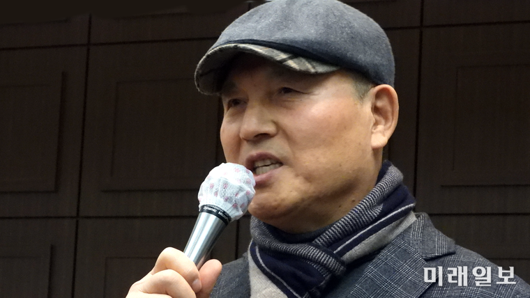 5일 오후 서울 중구 태평로 한국프레스센터 국제회의장에서 개최된 계간 <문학에스프리>가 주최하고 도서출판 등대지기가 주관한 2025년 문학상·작가상·작품상·신인상 시상식에서 제3회 문학에스프리 작가상 수상자 장석영 수필가가 수상 소감 발표하고 있다./사진=장건섭 기자