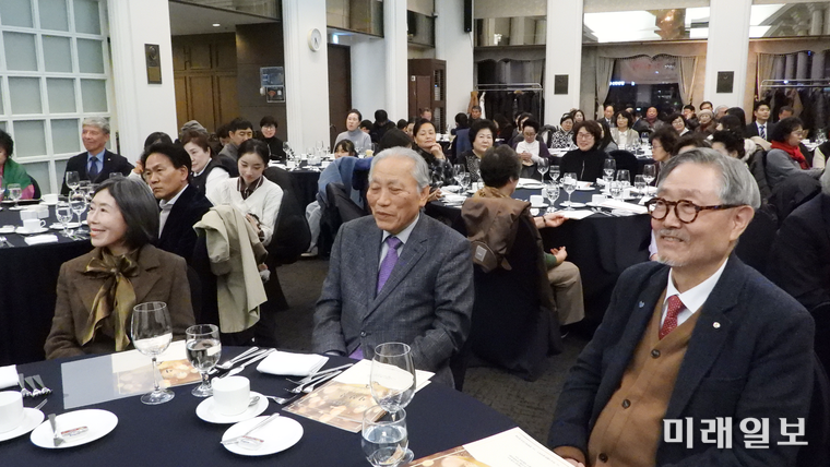 5일 오후 서울 중구 태평로 한국프레스센터 국제회의장에서 개최된 계간 <문학에스프리>가 주최하고 도서출판 등대지기가 주관한 2025년 문학상·작가상·작품상·신인상 시상식에서 수상자를 비롯하여 축하객, 참석 문인들이 함께하고 있다/사진=장건섭 기자