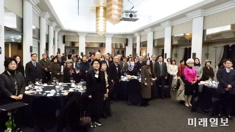 5일 오후 서울 중구 태평로 한국프레스센터 국제회의장에서 개최된 계간 <문학에스프리>가 주최하고 도서출판 등대지기가 주관한 2025년 문학상·작가상·작품상·신인상 시상식에서 국민의례가 진행되고 있다./사진=장건섭 기자