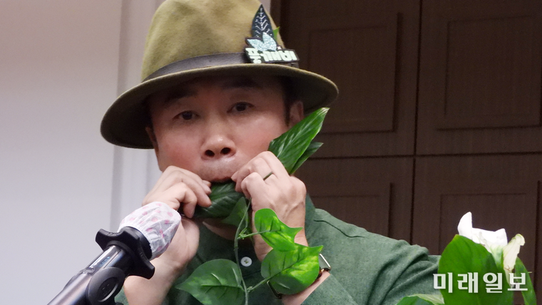 5일 오후 서울 중구 태평로 한국프레스센터 국제회의장에서 개최된 계간 <문학에스프리>가 주최하고 도서출판 등대지기가 주관한 2025년 문학상·작가상·작품상·신인상 시상식에서 김충근 풀피리 연주가가 식전 축하 공연을 하고 있다./사진=장건섭 기자