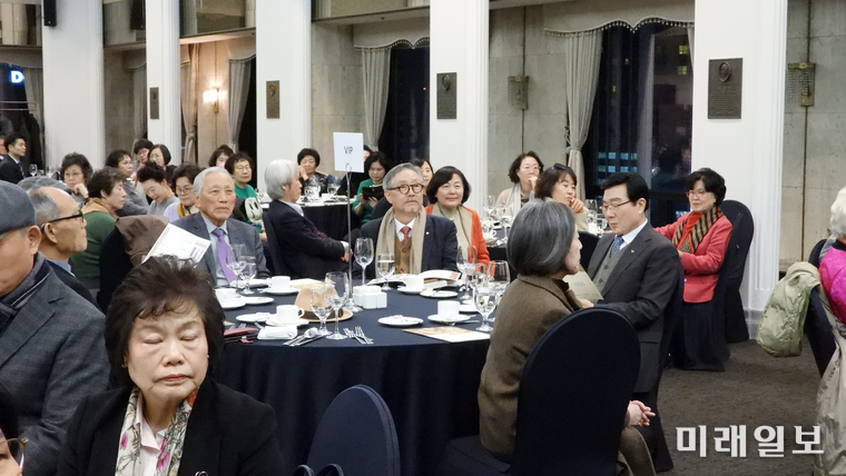 5일 오후 서울 중구 태평로 한국프레스센터 국제회의장에서 개최된 계간 <문학에스프리>가 주최하고 도서출판 등대지기가 주관한 2025년 문학상·작가상·작품상·신인상 시상식에서 수상자를 비롯하여 축하객, 참석 문인들이 함께하고 있다/사진=장건섭 기자