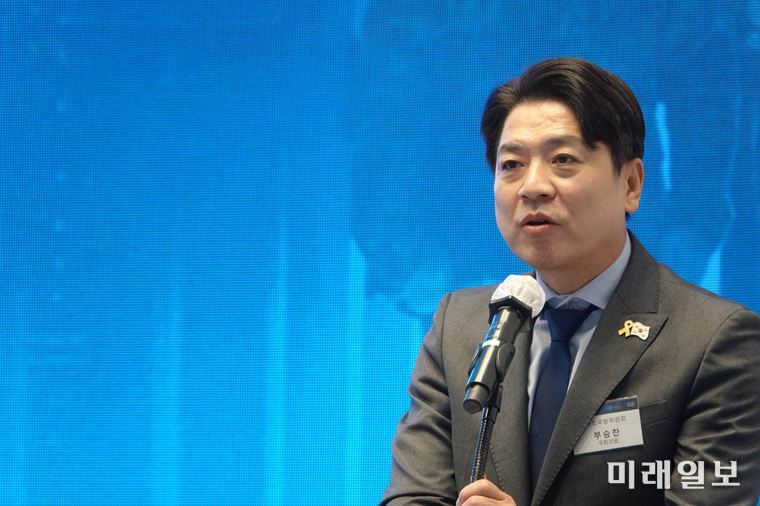 11일 오전 서울 용산 드래곤시티호텔에서 개최된 한국인터넷정보학회 주최의 '국방 차세대 정보기술(DR·AI) 세미나'에서 부승찬 더불어민주당 의원이 축사를 하고 있다./사진=부승찬 의원실 제공