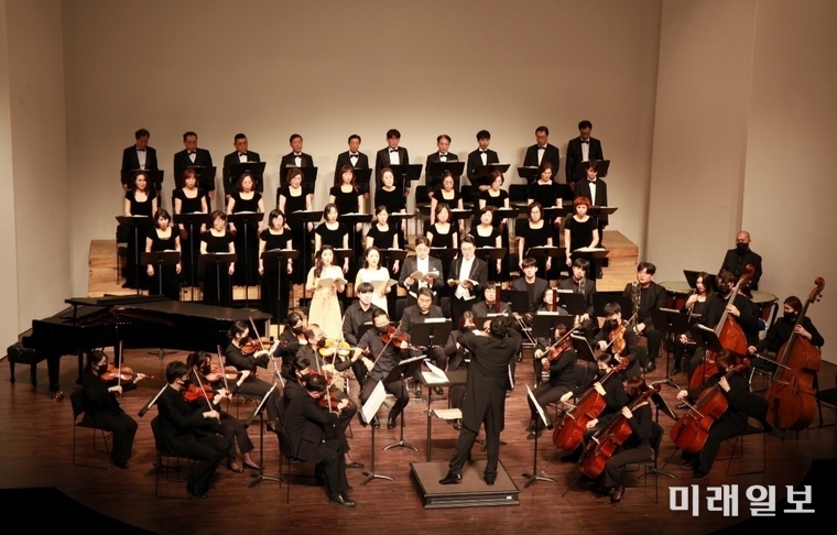 '난파합창단’이 창단 60주년을 맞아 헨델의 오라토리오 <메시아(Messiah)> 전곡 연주라는 대장정에 나선 창단 60주년의 (사)난파합창단 연주 장면./자료=(사)난파합창단 제공