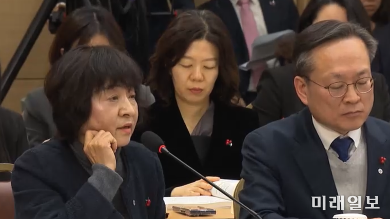 박지향 동북아역사재단 이사장(왼쪽)이 12일 세종시 정부세종컨벤션센터에서 열린 교육부·국가교육위원회·법제처 업무보고에서 이재명 대통령의 '환빠' 질문에 발언하고 있다./사진=대통령실