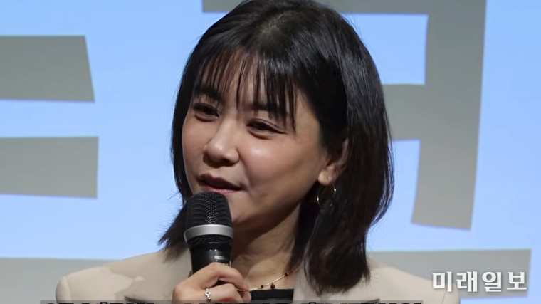 지난해 12월 26일, 황순원문학촌 소나기마을 수숫단강당에서 열린 김종회 황순원문학촌 소나기마을 촌장(문학평론가)의 '저서 200권 출간기념 북토크'에서 소나기마을 홍보대사 이현영 방송인이 사회를 진행하고 있다./사진=황순원문학촌 소나기마을 문학강연 채널 '문학마실' 제공