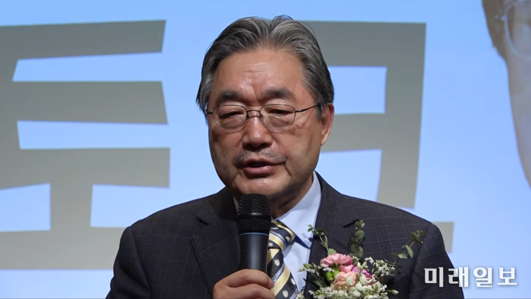 김종회 황순원문학촌 소나기마을 촌장(문학평론가)이 지난해 12월 26일, 황순원문학촌 소나기마을 수숫단강당에서 열린 '저서 200권 출간기념 북토크'에서 인사말을 하고 있다./사진=황순원문학촌 소나기마을 문학강연 채널 '문학마실' 제공