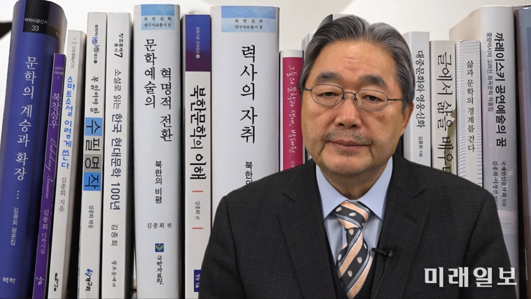 김종회 황순원문학촌 소나기마을 촌장(문학평론가)이 지난해 12월 26일, 황순원문학촌 소나기마을 수숫단강당에서 열린 '저서 200권 출간기념 북토크'에 대하여 황순원문학촌 소나기마을 문학강연 채널 '문학마실'을 진행하고 있다./사진=황순원문학촌 소나기마을 문학강연 채널 '문학마실' 제공