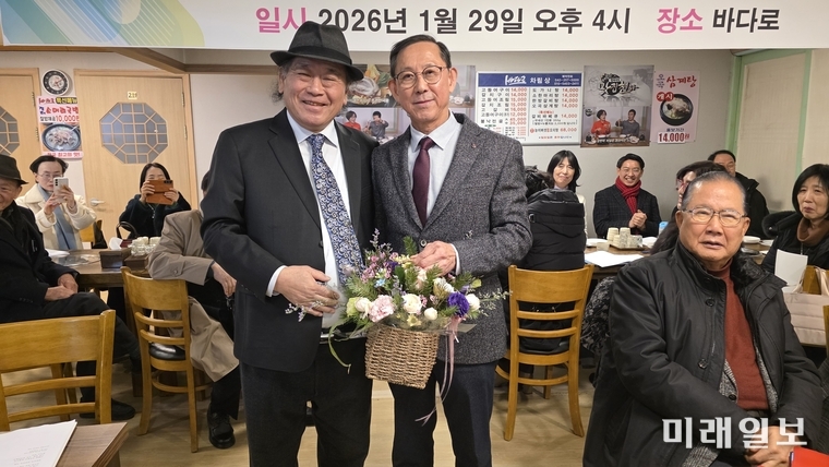 1월 29일 대전 시내 '바다로'에서 개최된 2026년 대전문인총연합회 정기총회에서 제5대 김명순 회장(왼쪽)과 제6대 노수승 회장이 꽃다발을 주고 받고 있다./사진=대전문총 제공