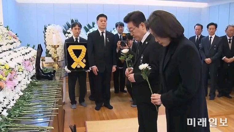 이재명 대통령과 김혜경 여사가 지난 27일 서울 종로구 서울대학교병원 장례식장에 마련된 고(故)이해찬 민주평화통일자문회의 수석부의장 빈소를 찾아 조문하고 있다./사진=개헌개혁행동마당 제공