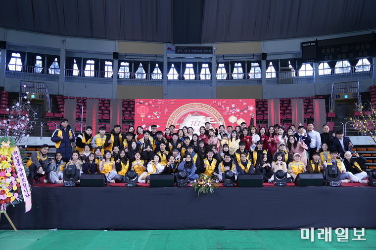 전북베트남인회가 2월 1일 전주시 덕진구 전북실내체육관에서 '뗏단원 2026' 설맞이 한마당 행사를 개최한 가운데 참석자들이 기념촬영을 하고 있다./사진=장건섭 기자