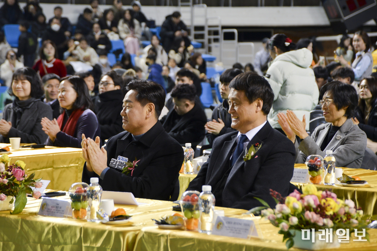 전북베트남인회가 2월 1일 전주시 덕진구 전북실내체육관에서 '뗏단원 2026' 설맞이 한마당 행사를 개최한 가운데 김관영 전북특별자치도 도지사 등 참석 인사들이 행사에를 축하하고 있다./사진=장건섭 기자