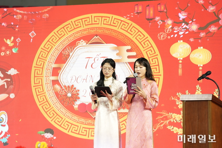 전북베트남인회가 2월 1일 전주시 덕진구 전북실내체육관에서 '뗏단원 2026' 설맞이 한마당 행사를 개최한 가운데 사회자가 축하 공연을 진행하고 있다./사진=장건섭 기자