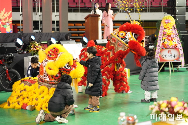 전북베트남인회가 2월 1일 전주시 덕진구 전북실내체육관에서 '뗏단원 2026' 설맞이 한마당 행사를 개최한 가운데 베트남 교민들이 베트남 전통 축하 공연을 하고 있다./사진=장건섭 기자