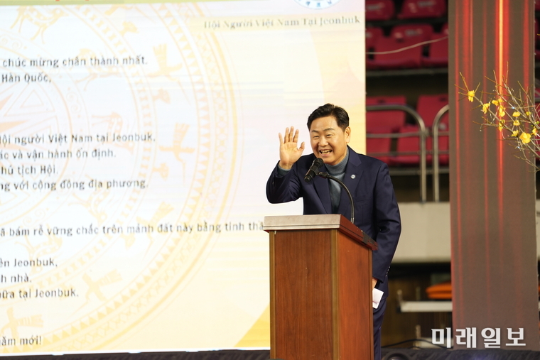 김관영 전북특별자치도 도지사가 2월 1일 전북실내체육관에서 개최된 전북베트남인회의 '뗏단원 2026' 설맞이 한마당 행사에 참석 축사를 하고 있다./사진=장건섭 기자