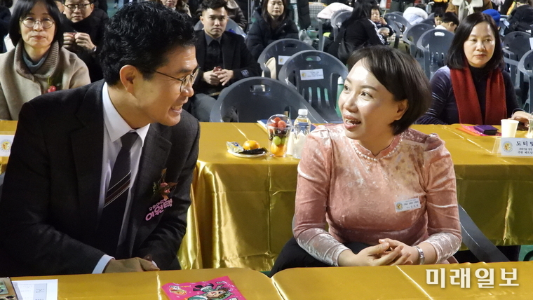 전북베트남인회가 2월 1일 전주시 덕진구 전북실내체육관에서 '뗏단원 2026' 설맞이 한마당 행사를 개최한 가운데 김지연 전북베트남인회 직전 회장이 이원택 더불어민주당 의원과 대화를 나누고 있다./사진=장건섭 기자