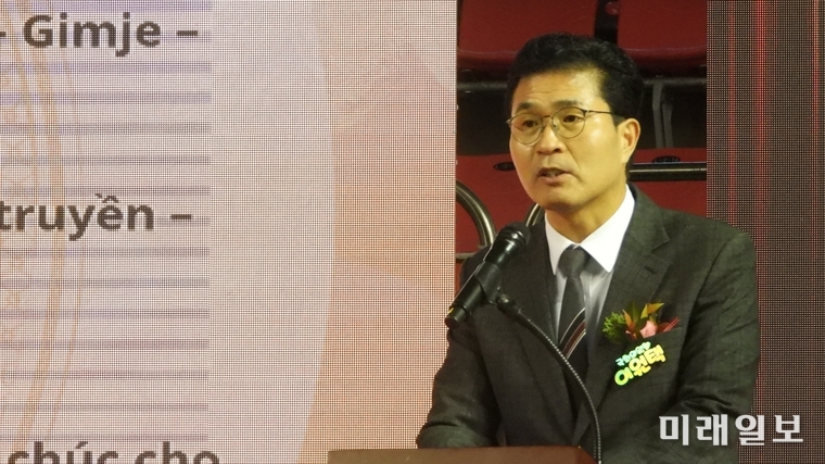 이원택 더불어민주당 의원이 2월 1일 전북실내체육관에서 개최된 전북베트남인회의 '뗏단원 2026' 설맞이 한마당 행사에 참석 축사를 하고 있다./사진=장건섭 기자