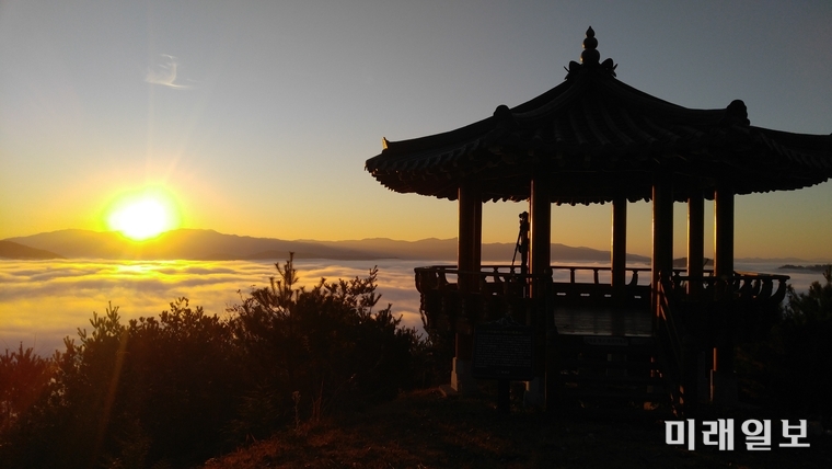 안개가 자욱한 날 비봉산에서 아침 일출때 당촌마을은 사라지고 운무로 장관을 이룬다. © 이중래 기자