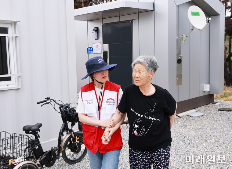 희망브리지 전국재해구호협회 직원이 '희망하우스'에 입주한 이재민 어르신과 대화를 나누고 있다./사진=희망브리지 제공
