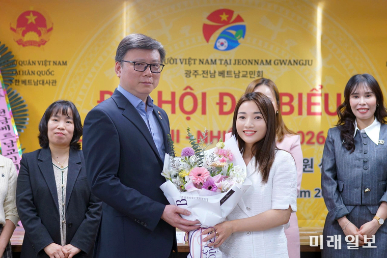 3월 29일 광주에서 열린 '광주·전남베트남교민회 제8차 대표자 대회(임기 2026~2028)'에서 재한 베트남인 총연합회 다오 뚜언 홍 회장이 연임된 웬티레화 회장에게 축하의 꽃다발을 수여하고 기념사진을 촬영하고 있다./사진=광주·전남베트남교민회 제공