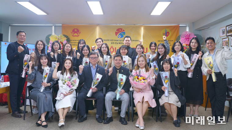 3월 29일 광주에서 열린 '광주·전남베트남교민회 제8차 대표자 대회(임기 2026~2028)'에서 대표단과 집행위원회 위원들이 기념사진을 촬영하고 있다./사진=광주·전남베트남교민회 제공