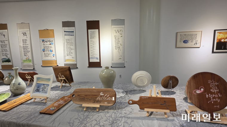 4월 7일 대전 중구 중앙로 대전예술가의 집 제2전시실에서 열리고 있는 2026 한국시화창작 시화담 展 <봄, 詩로 피어나다Ⅱ>' 전시 작품./사진=대전문총 제공