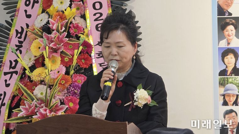 4월 7일 대전 중구 중앙로 대전예술가의 집 제2전시실에서 열린 2026 한국시화창작 시화담 展 <봄, 詩로 피어나다Ⅱ>' 개막식에서 전시를 주관한 백혜옥 대표가 인사말을 하고 있다./사진=대전문총 제공