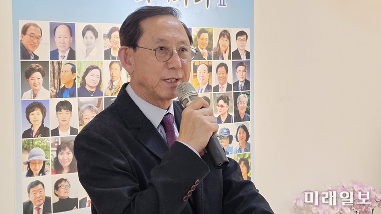 4월 7일 대전 중구 중앙로 대전예술가의 집 제2전시실에서 열린 2026 한국시화창작 시화담 展 <봄, 詩로 피어나다Ⅱ>' 개막식에서 전시를 후원한 노수송 대전문인총연합회 회장이 축사를 하고 있다./사진=대전문총 제공