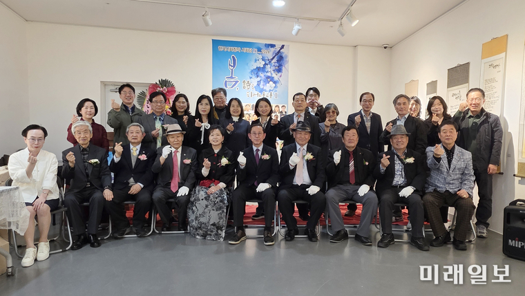 4월 7일 대전 중구 중앙로 대전예술가의 집 제2전시실에서 열린 2026 한국시화창작 시화담 展 <봄, 詩로 피어나다Ⅱ>' 개막식에서 참석자들이 기념촬영을 하고 있다./사진=대전문총 제공