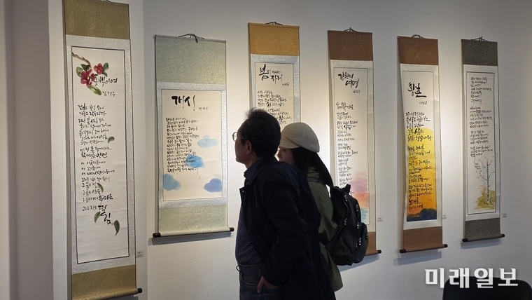 4월 7일 대전 중구 중앙로 대전예술가의 집 제2전시실에서 열리고 있는 2026 한국시화창작 시화담 展 <봄, 詩로 피어나다Ⅱ>'에서 관람객이 전시 작품을 관람하고 있다./사진=대전문총 제공