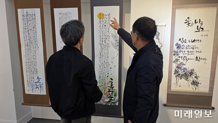 4월 7일 대전 중구 중앙로 대전예술가의 집 제2전시실에서 열리고 있는 2026 한국시화창작 시화담 展 <봄, 詩로 피어나다Ⅱ>'에서 관람객이 전시 작품을 관람하고 있다./사진=대전문총 제공