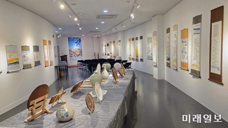 4월 7일 대전 중구 중앙로 대전예술가의 집 제2전시실에서 열리고 있는 2026 한국시화창작 시화담 展 <봄, 詩로 피어나다Ⅱ>' 전시 작품./사진=대전문총 제공