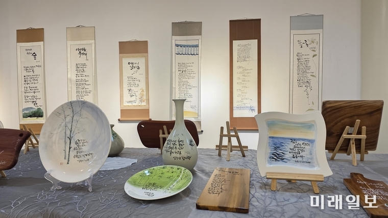 4월 7일 대전 중구 중앙로 대전예술가의 집 제2전시실에서 열리고 있는 2026 한국시화창작 시화담 展 <봄, 詩로 피어나다Ⅱ>' 전시 작품./사진=대전문총 제공