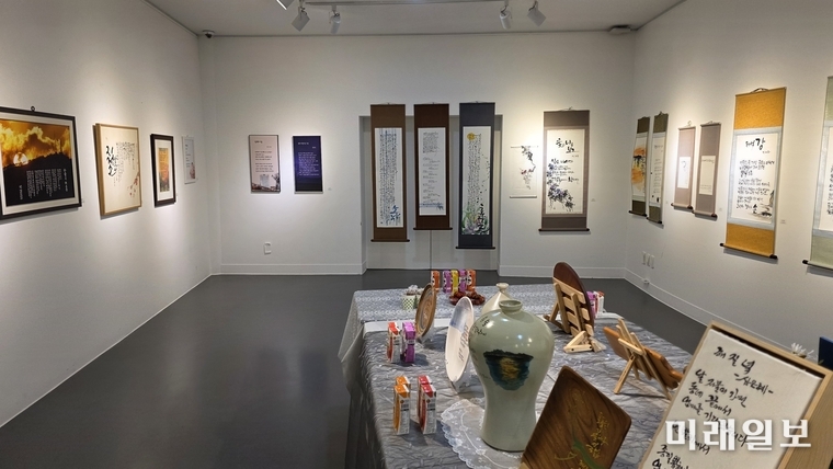 4월 7일 대전 중구 중앙로 대전예술가의 집 제2전시실에서 열리고 있는 2026 한국시화창작 시화담 展 <봄, 詩로 피어나다Ⅱ>' 전시 작품./사진=대전문총 제공