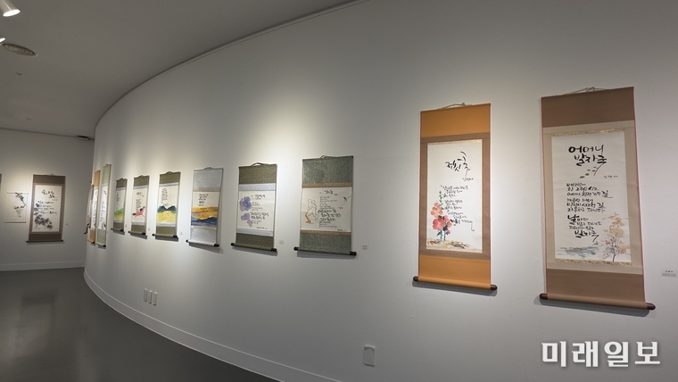 4월 7일 대전 중구 중앙로 대전예술가의 집 제2전시실에서 열리고 있는 2026 한국시화창작 시화담 展 <봄, 詩로 피어나다Ⅱ>' 전시 작품./사진=대전문총 제공