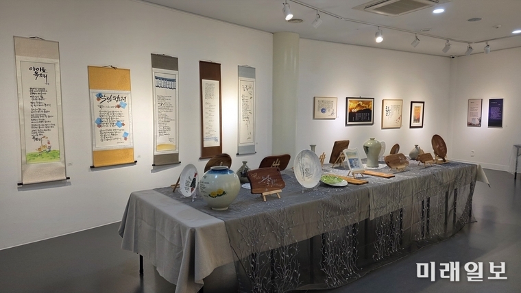 4월 7일 대전 중구 중앙로 대전예술가의 집 제2전시실에서 열리고 있는 2026 한국시화창작 시화담 展 <봄, 詩로 피어나다Ⅱ>' 전시 작품./사진=대전문총 제공