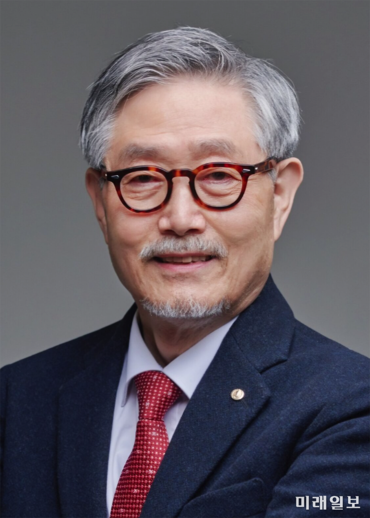 최근 시간의 경계를 넘어, 존재의 기원을 묻고 있는 장편소설 <에덴의 방>을 출간한 김호운 작가./ⓒ미래일보