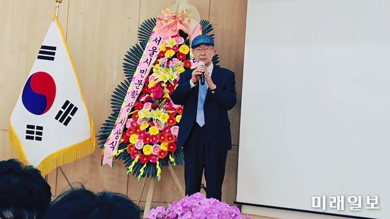 지난 11일, 서울 중구 퇴계로 '문학의집·서울'에서 열린 단테문인협회가 주최한 제2회 단테문학상 시상식에서 허형만 심사위원장이 심사평을 하고 있다./사진=단테문인협회 제공