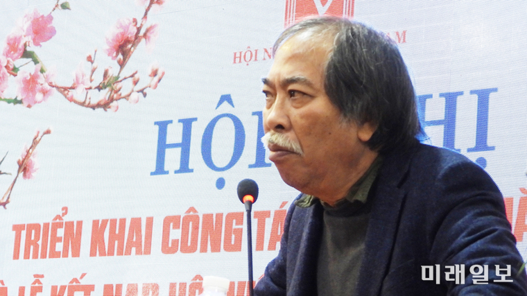 베트남작가협회의 회장이자 베트남조국전선중앙당 위원회 진햅위원인 응우옌 꽝 티에우(Nguyễn Quang Thiều) 회장이 지난 2024년 1월 26일 오전 하노이 노동조합 회의센터에서 개최된 '2024년 문학 작품 전개 컨퍼런스 및 신규 회원 환영식'에서 인사말을 하고 있다./베트남 하노이 = 장건섭 기자