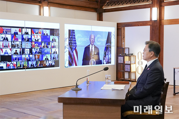 문재인 대통령이 22일 조 바이든 미국 대통령의 초청으로 열린 화상 기후정상회의 1세션에 참석해 "한국은 '2030 국가 온실가스 감축목표'를 추가 상향해 올해 안에 유엔에 제출할 것'이라며 ''2050 탄소중립'을 실현하기 위한 의지를 담은 것"이라고 밝혔다./사진=청와대