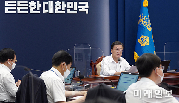 문재인 대통령이 2일 청와대에서 열린 수석 보좌관회의에서 코로나19 예방접종과 관련, 발언하고 있다./사진=청와대 제공