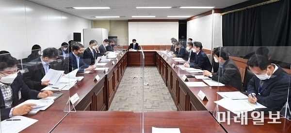 이억원 기획재정부 1차관이 지난 8일 오전 정부서울청사에서 '요소수 수급 관련 범부처 합동 대응 회의'를 주재하고 있다./사진=기획재정부